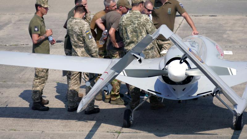 Ukrainas karavīri apgūst drona "Bayraktar TB2" uzbūvi