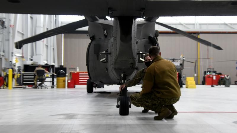 Mičiganas Nacionālās gvardes 147 Aviācijas pulka B rotas seržants Zaks Holmans apmāca NBS GS kapteini Raimondu Lugēņinu helikoptera UH-60 "Blac Hawk" virszemes standarta pārbaudes procedūrās