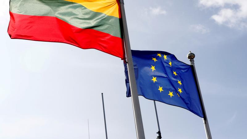 Eiropas Savienības un Lietuvas karogi