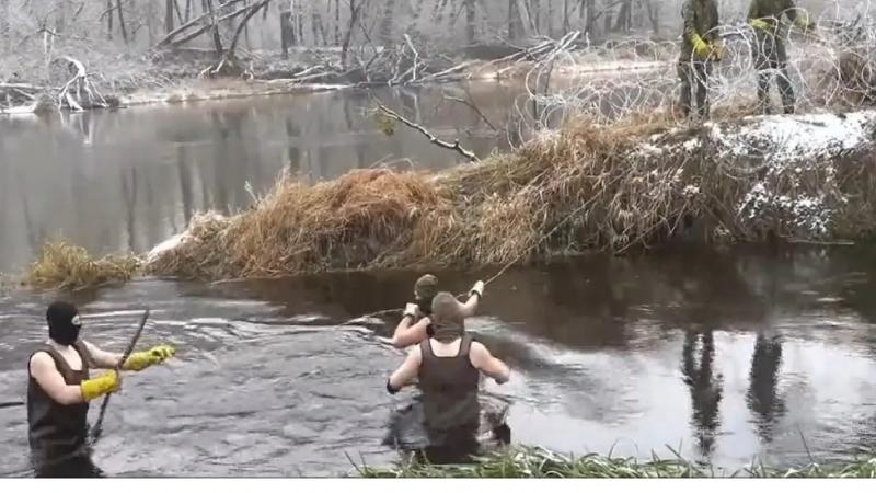 Igaunijas karavīri Polijā uz robežas ar Baltkrieviju būvē dzeloņstiepļu žogu