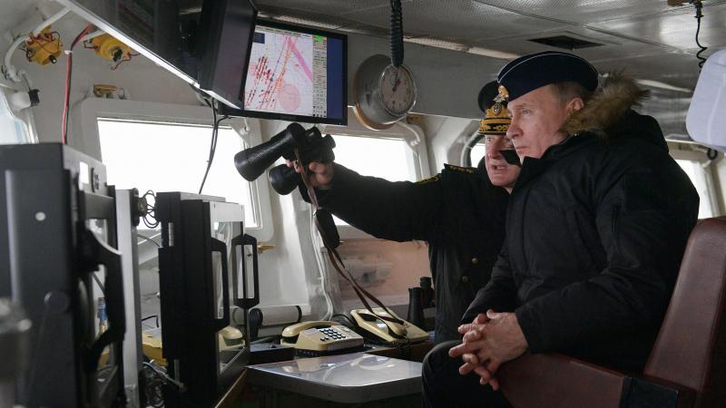 Krievijas autoritārais prezidents Vladimirs Putins vēro apvienotā Melnās jūras flotes un Ziemeļu flotes mācības