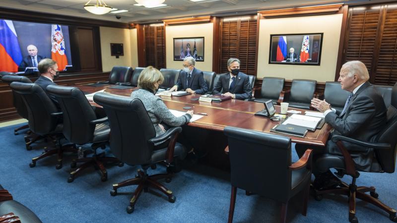ASV prezidents Džo Baidens videokonferencē ar Krievijas autoritāro prezidentu Vladimiru Putinu