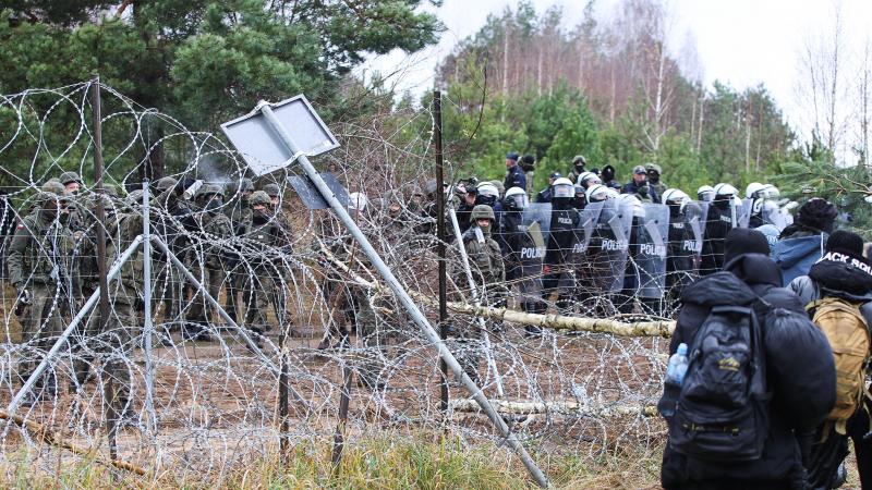A. Lukašenko režīma organizētais migrantu uzbrukums Polijas robežsargiem
