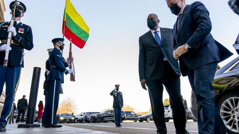 ASV aizsardzības sekretārs Lojds Ostins tiekas ar Lietuvas aizsardzības ministru Arvīdu Anušausku