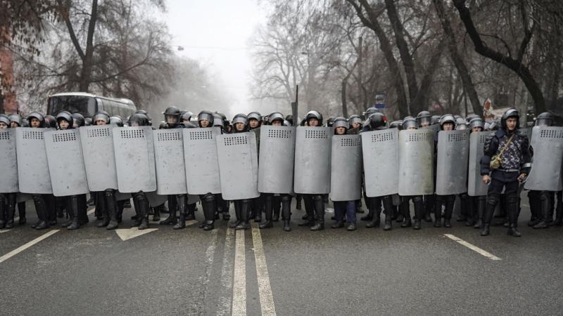 Nemieri Kazahstānā. Policijas specvienības gatavojas izdzenāt demonstrantus