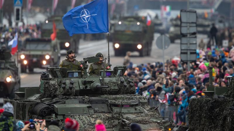 NATO spēki militārajā parādē Latvijā