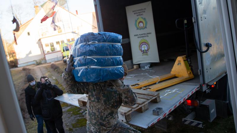 NBS kapelānu dienesta sarūpētā humānās palīdzības kravas izkraušana