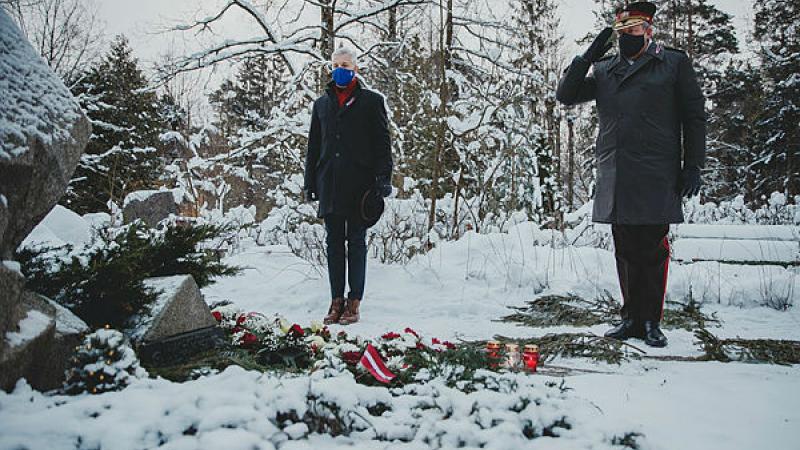 Aizsardzības ministrs Artis Pabriks un NBS komandieris ģenerālleitnants Leonīds Kalniņš godina 1991. gada Barikādēs kritušos, noliekot ziedus Meža kapos