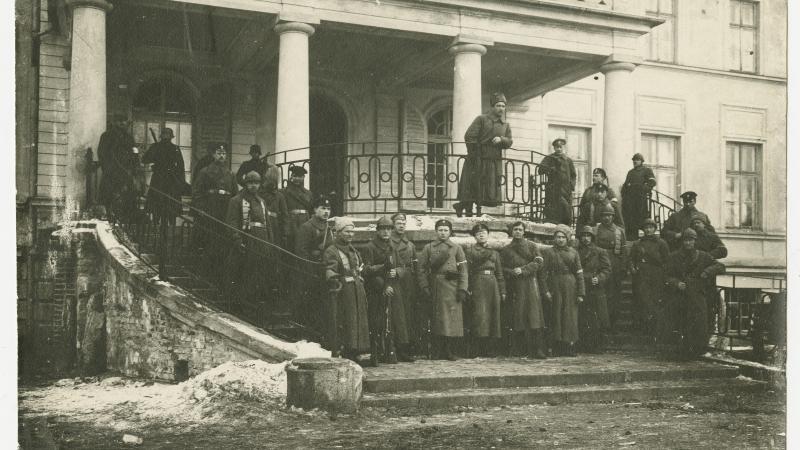 1. latviešu atsevišķā bataljona komandieris pulkvedis Oskars Kalpaks (centrā atspiedies pret margām) ar bataljona karavīriem Rudbāržu muižā. 1919. gada februāra beigas.