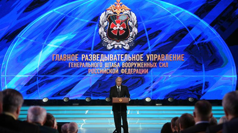 Krievijas autoritārais prezidents Vladimirs Putins uzrunā Krievijas Bruņoto spēku ģenerālštāba Galvenās izlūkošanas pārvaldes darbiniekus