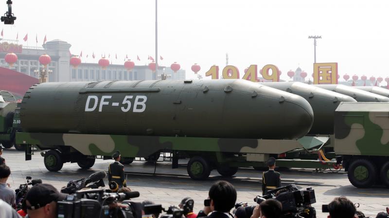 Ķīnas starpkontinentālā raķete DF-5B parādes laikā Pekinā