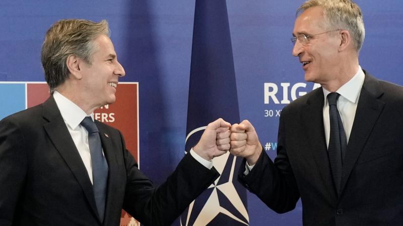 ASV valsts sekretārs Entonijs Blinkens un NATO ģenerālsekretārs Jenss Stoltenbergs