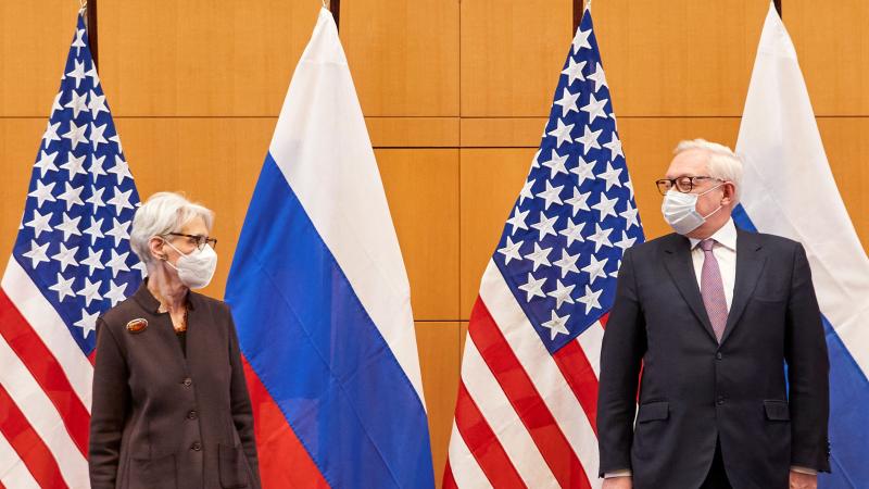 ASV valsts sekretāra vietniece Venija Šērmana (Wendy Sherman) un Krievijas ārlietu ministra vietnieks Sergejs Rjabkovs pirms ASV un Krievijas augasta līmeņa sarunām Ženēvā