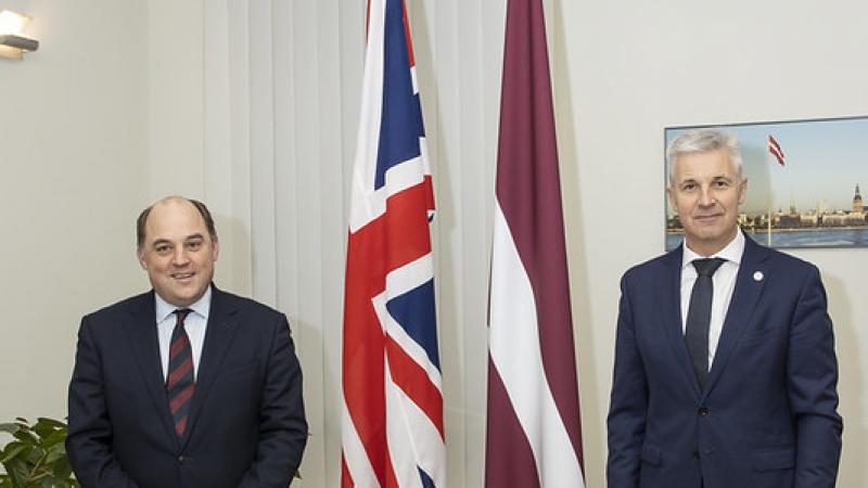 Apvienotās Karalistes aizsardzības ministrs Bens Volless un Latvijas aizsardzības ministrs Artis Pabirks
