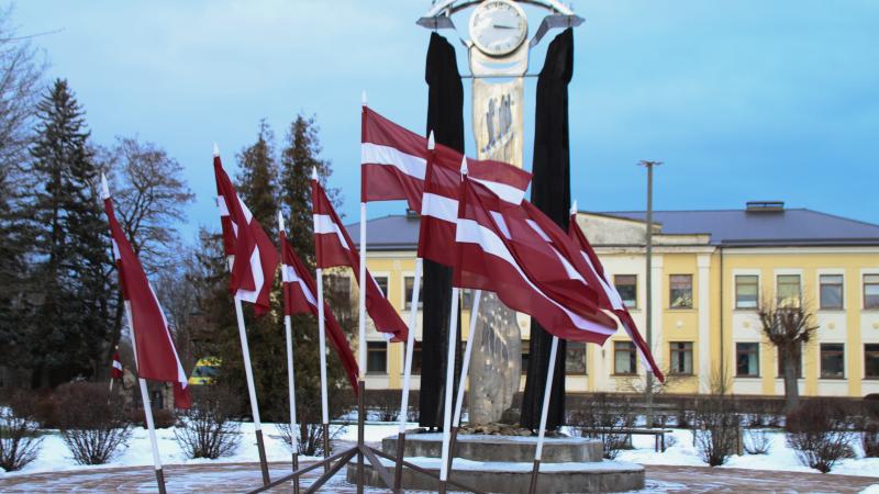 Latvijas valsts karogi