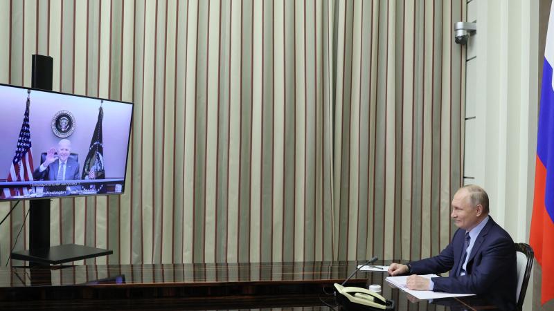 Krievijas autoritārais prezidents Vladimirs Putins aizvada sarunas ar ASV prezidentu Džo Baidenu