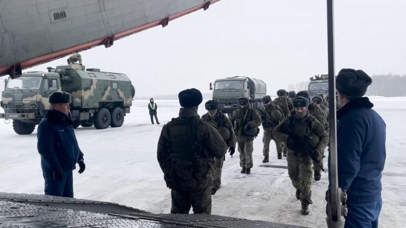 Krievijas bruņoto spēku desantnieki "miera uzturētāju" statusā dodas apspiest sacelšanos Kazahstānā