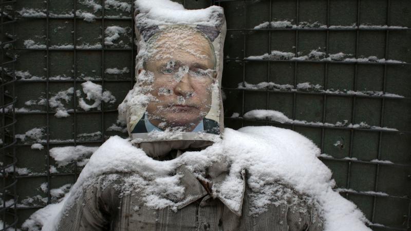 Krievijas prezidenta Vladimira Putina portrets, ko izmanto kā šaušanas mērķi uz Ukrainas frontes līnijas