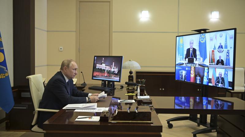 Krievijas autoritārais prezidents Vladimirs Putins videokonferences laikā tiekas ar Kolektīvās drošības līguma organizācijas valstu vadītājiem