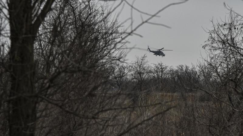 Krievijas okupantu helikopters lidojumā pār Krimu