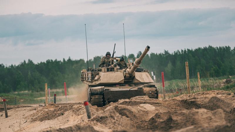ASV tanks M1 Abrams mācībās Ādažu poligonā