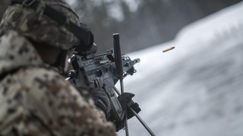 Latvijas karavīrs šaušanas mācībās