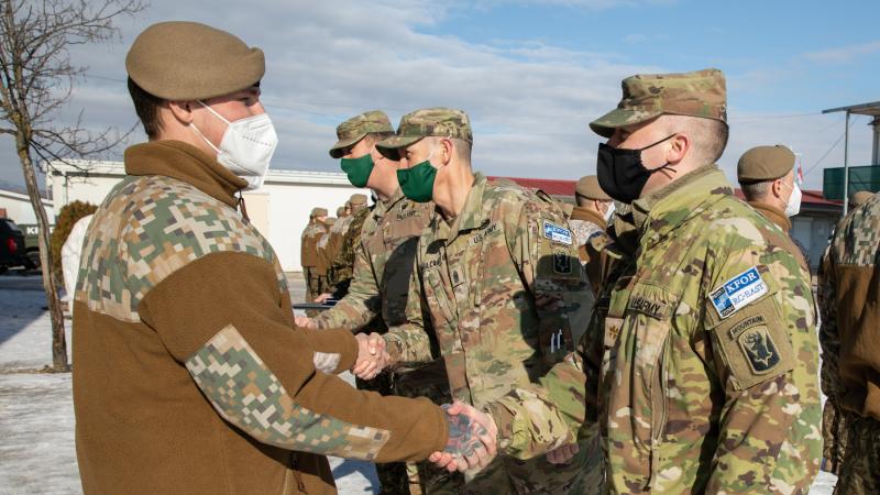 Latvijas karavīri, noslēdzot rotāciju Kosovā, saņem NATO apbalvojumus