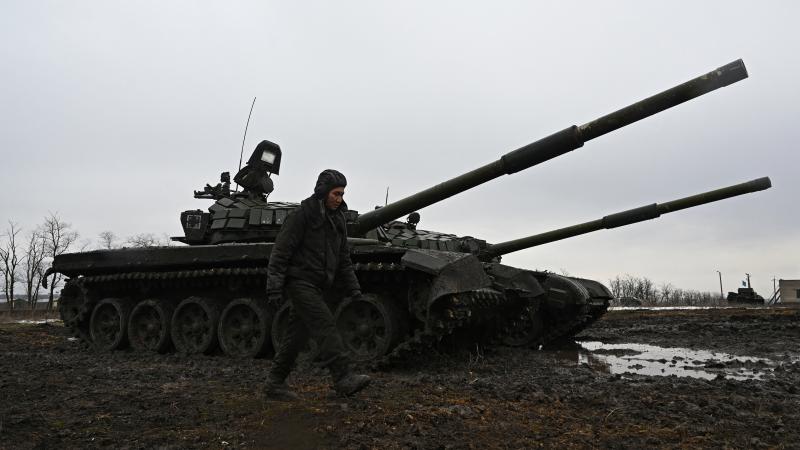 Krievijas bruņoto spēku karavīrs un tanks "T-72B3"