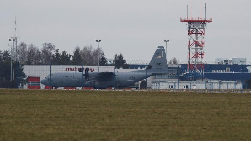 Polijā ierodas ASV Gaisa spēku lidmašīnas ar ASV karavīriem Austrumeiropas sabiedroto drošības pastiprināšanai