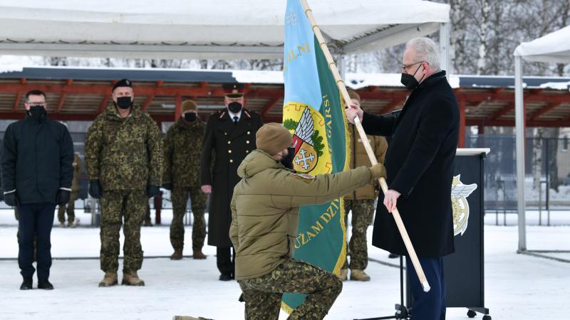 Valsts prezidents Egils Levits pasniedz karogu NBS Nodrošinājuma pavēlniecības 2.reģionālā centra komandierim majoram Alanam Andrulim