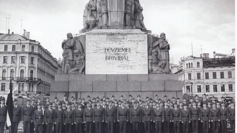 Latvijas Nacionālās Aizsardzības akadēmijas pirmais izlaidums 1992. gada 2. oktobrī. Foto: Latvijas Nacionālās Aizsardzības akadēmijas arhīvs