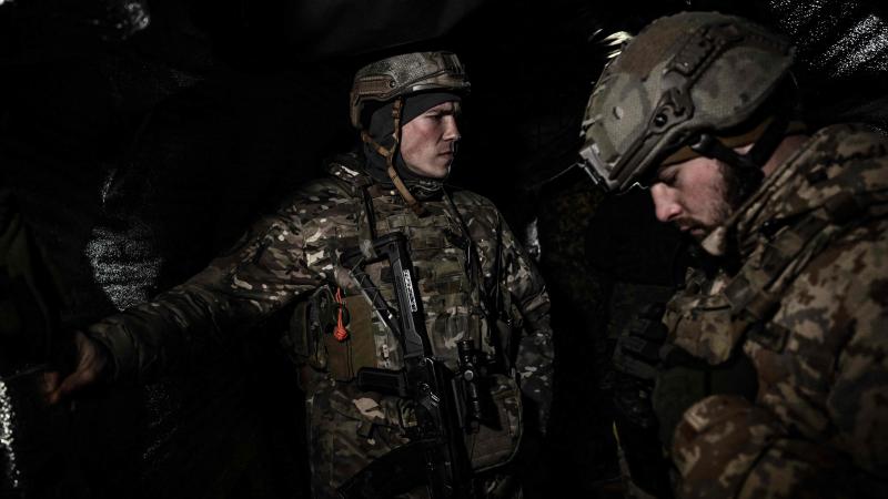 Ukrainas bruņoto spēku karavīri ierakumos frontes līnijā Austrumukrainā