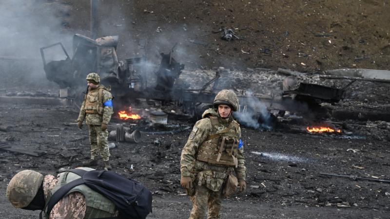 Ukrainas karavīri apstaigā sašauto krievu okupantu tehniku