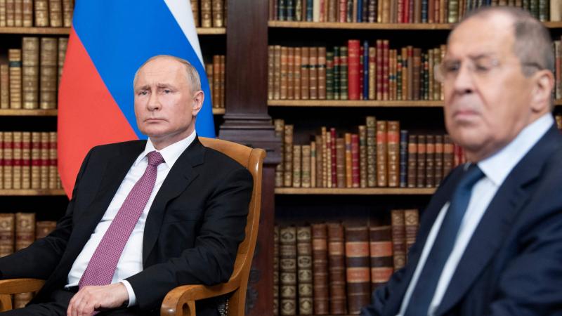 Krievijas līderis Vladimirs Putins un ārlietu ministrs Sergejs Lavrovs