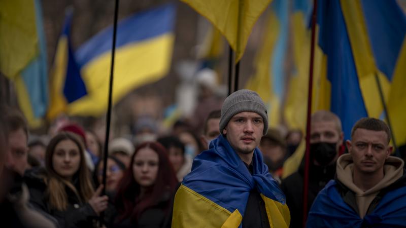 Ukrainas iedzīvotāji, protestējot pret Krievijas agresiju