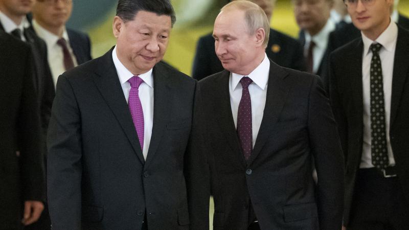 Ķīnas prezidents Sji Dzjiņpins un Krievijas prezidnets Vladimirs Putins