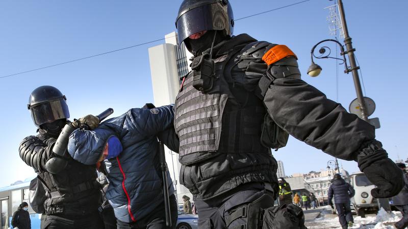 Krievijas OMON aiztur protestētāju