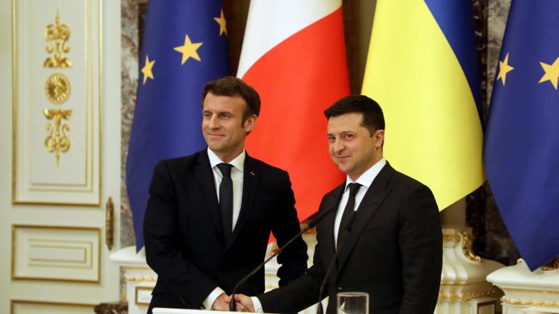 Francijas prezidents Emanuels Makrons tikšanās laikā ar Ukrainas prezidentu Volodimiru Zelenski