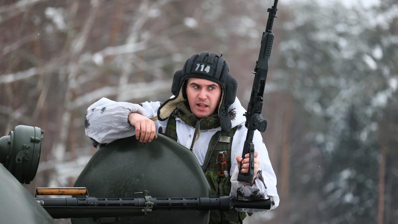Krievijas karavīrs piedalās militārajās mācībās