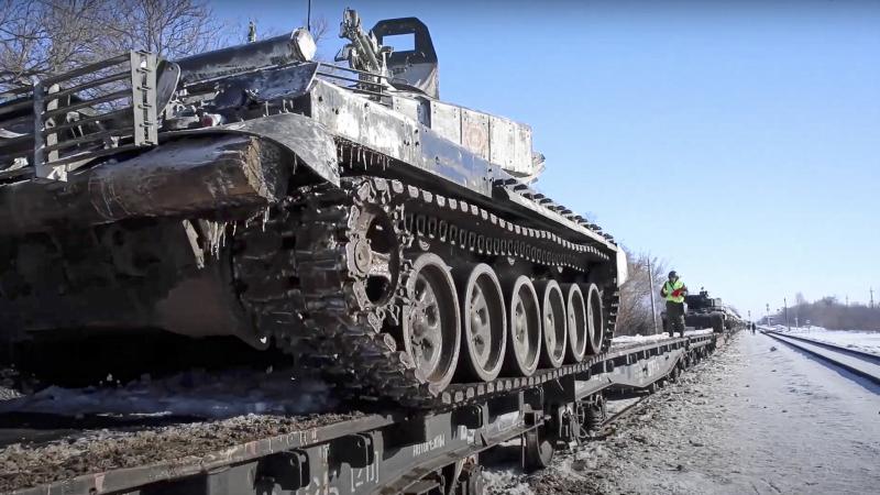 Krievijas tanki uz dzelzceļa platformām