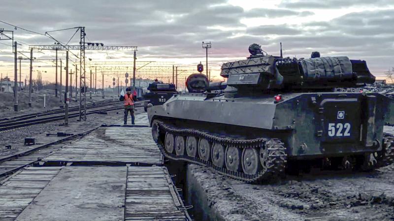Krievijas armijas tehnika tiek uzkrauta uz dzelzceļa platformas AP/Scanpix