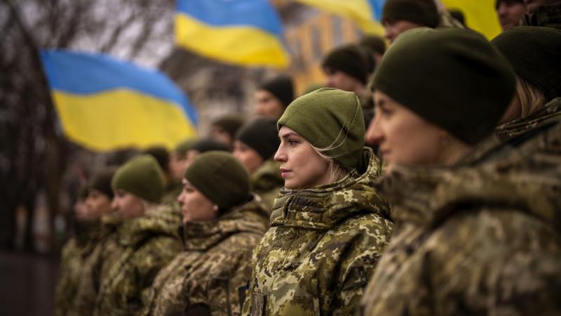 Ukrainas armijas karavīri pozē fotogrāfijai, atzīmējot Vienotības dienu Odesā