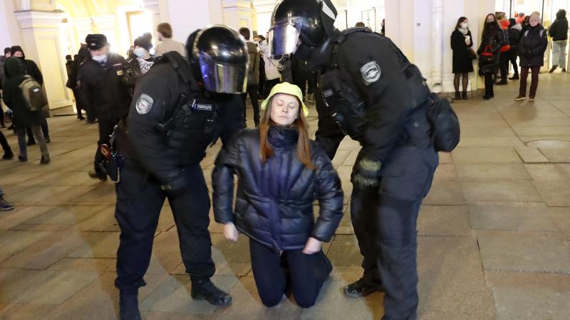 Agresorvalsts Krievijas policija brutāli aiztur sievieti, kura protestēt pret Krievijas sākto karu Ukrainā
