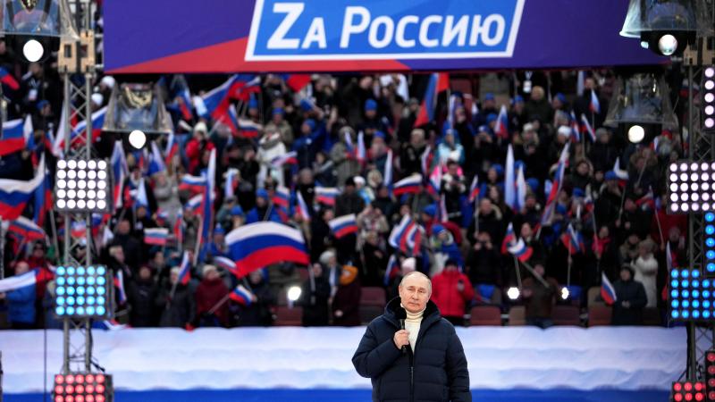 Krievijas diktators Vladimirs Putins uzstājas ar runu koncerta laikā, atzīmējot Krimas "atkalapvienošanās" ar Krieviju 8. gadadienu Lužņiku stadionā Maskavā, 2022. gada 18. martā.