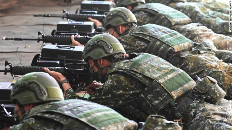 Taivānas rezervisti piedalās militārajās mācībās militārajā bāzē Taojuaņā 2022. gada 12. martā/Foto: CNN