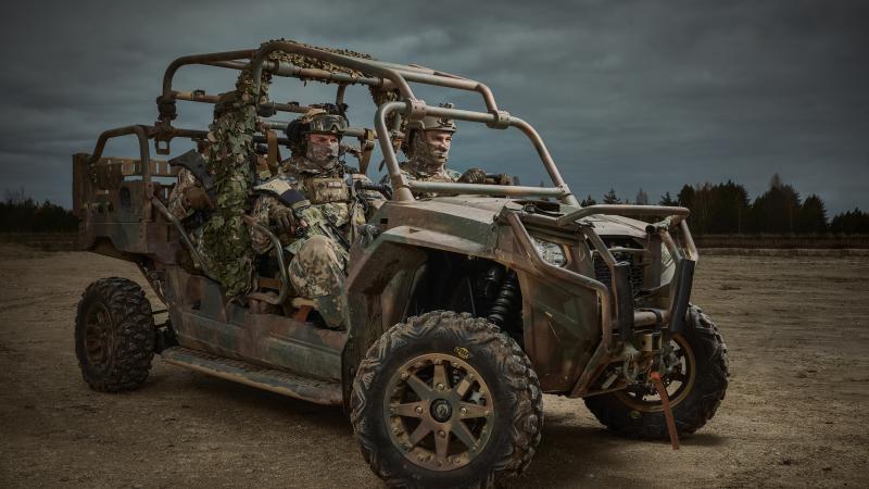 NBS karavīri ar taktisko transportlīdzekli "Polaris"