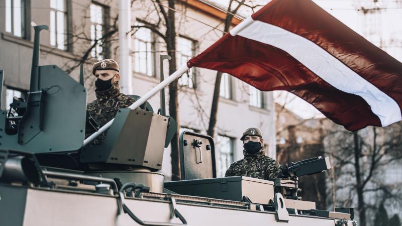 Latvijas Republikas proklamēšanas svētkos Nacionālo bruņoto spēku militārā transporta parāde