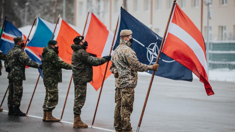 Latvijas, NATO un NATO paplašinātās kaujas grupas Latvijā pārstāvēto valstu karogi Ādažu bāzē