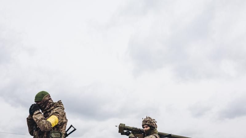 Ukrainas karavīri ar pretgaisa aizzardzības ieroci