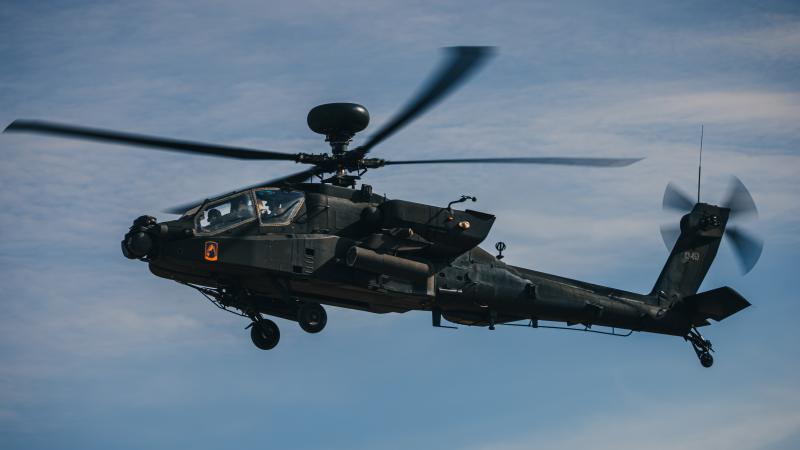 ASV uzbrukuma helikopteris "Apache" mācību "Christal Arrow" laikā